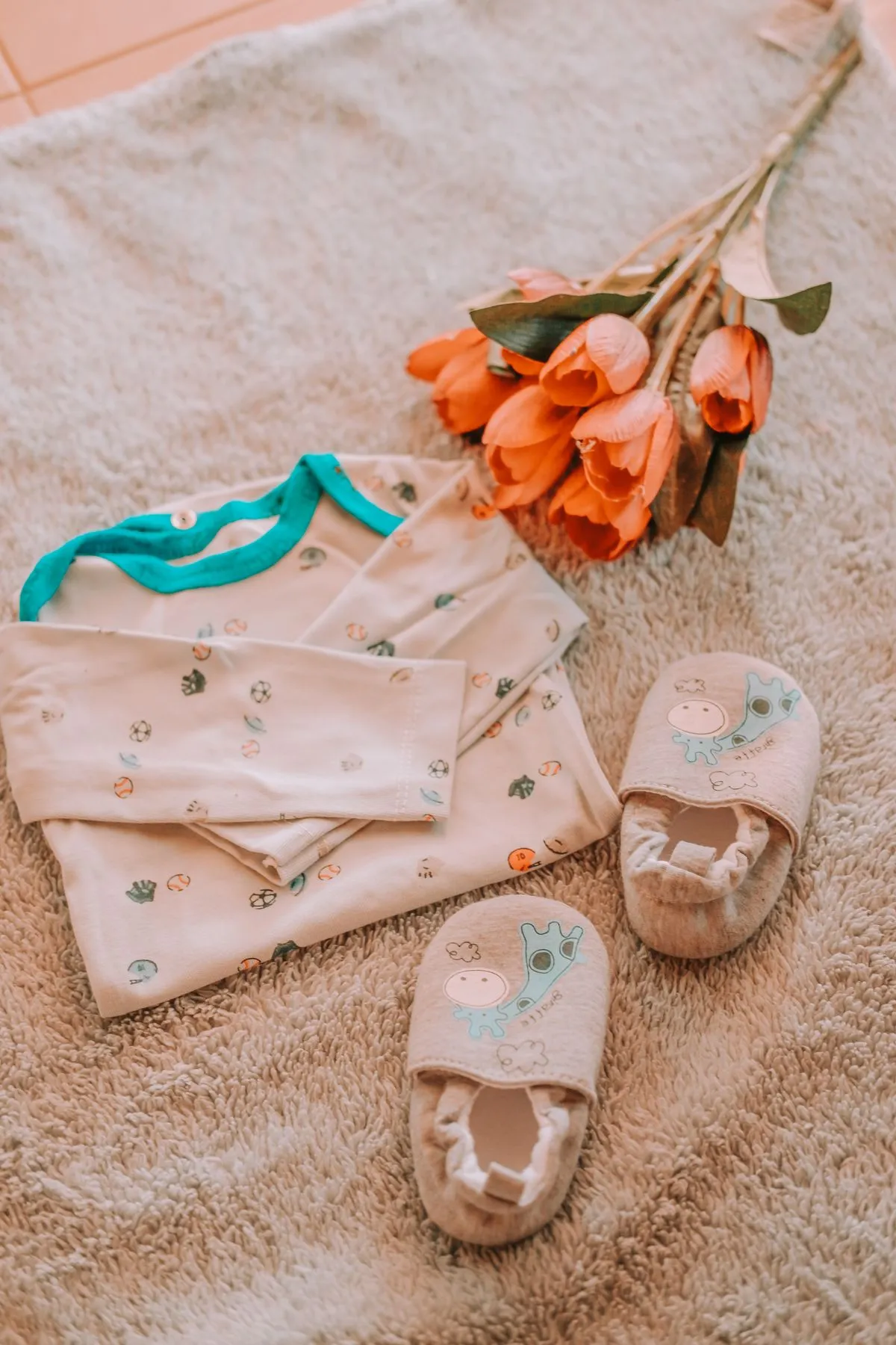 Foto: flatlay de ropa de bebé